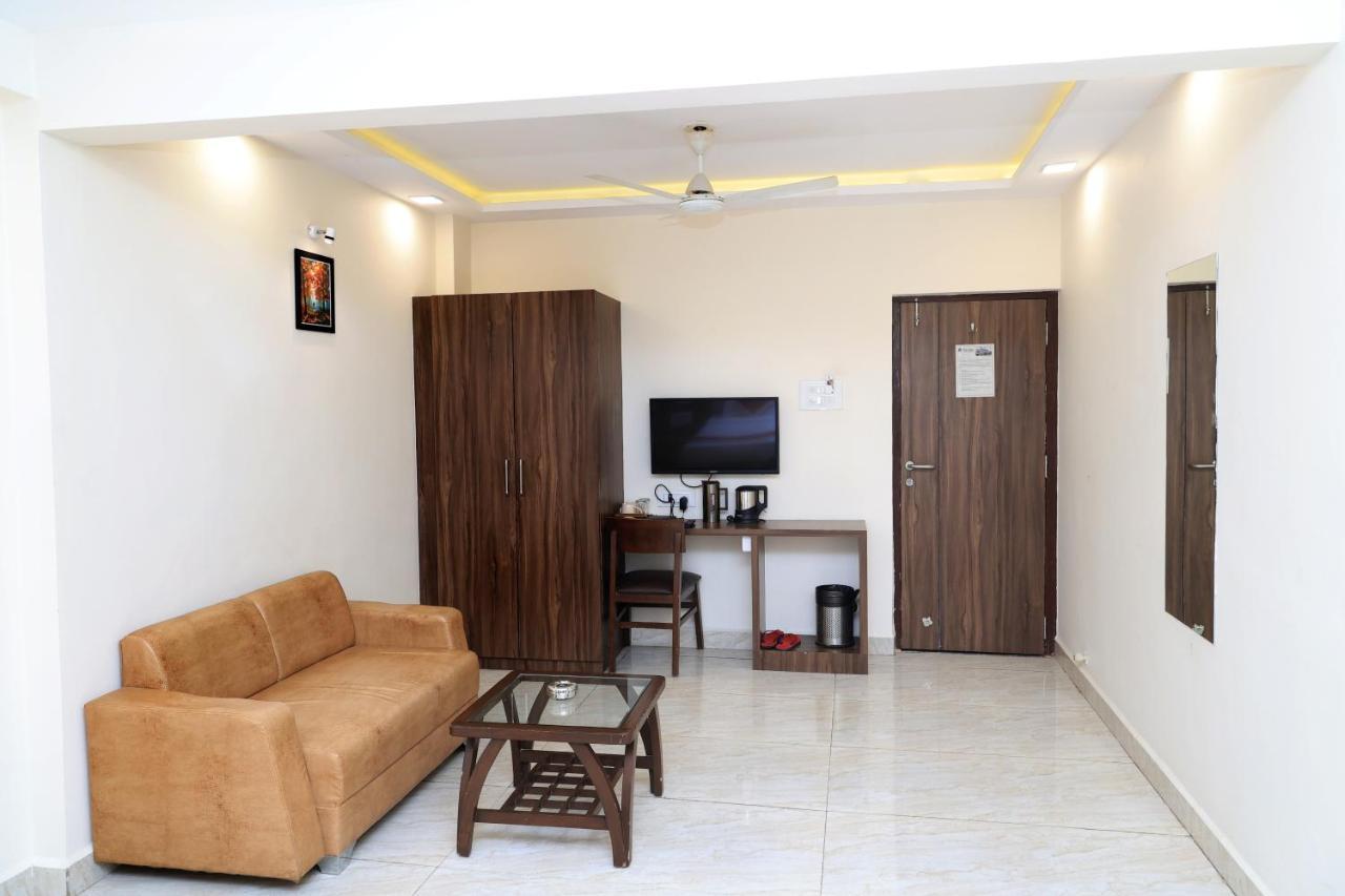 Hotel Sai Neel Surate Extérieur photo